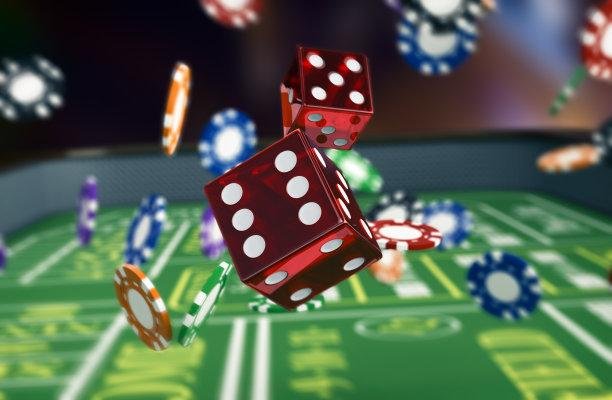 Pengguna membaca syarat promosi lewat ponsel